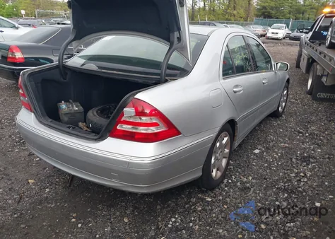 2005 Mercedes-Benz C 240 Luxury 4Matic z USA, uszkodzony, nr VIN WDBRF81J85F562954